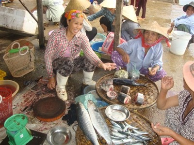 Cá buôi đặc sản tràn ngập các chợ ở Quảng Bình và được bán với giá rẻ bất ngờ.